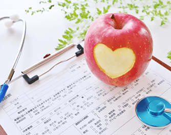 自覚症状がないまま進行していく生活習慣病です。
定期的に健康診断を行うことによって、自分では気づかなかった身体の変化を知ることが出来ます。
病気の早期発見にも役立ちますし、日常生活の中でどのようなことに注意を払えば良いか、といった健康維持にも役立ちます。
年一回、定期健診を受けることをおすすめします。